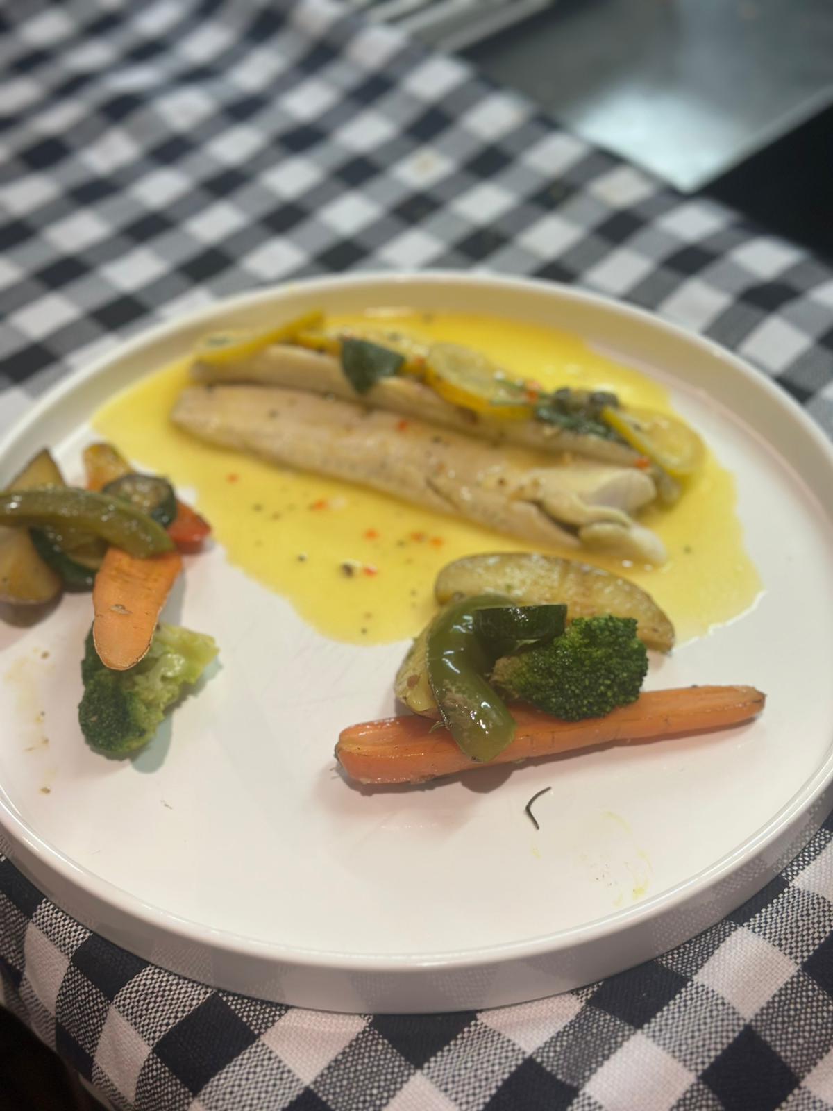 Eingangsbereich mit Außensitzplätzen