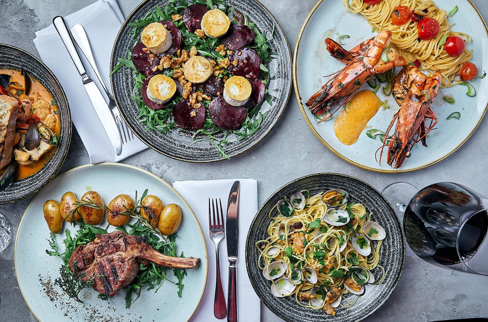 Privater Speiseraum mit Kronleuchter