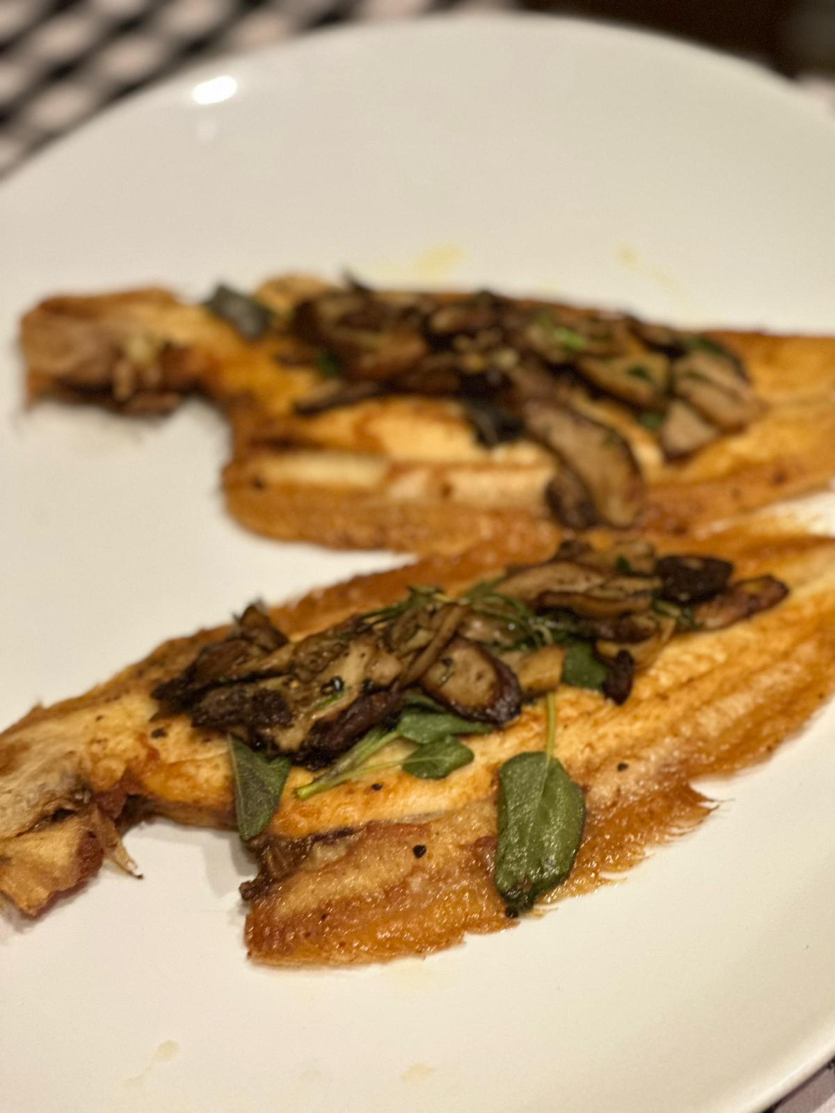 Hauptspeisebereich mit warmer Beleuchtung