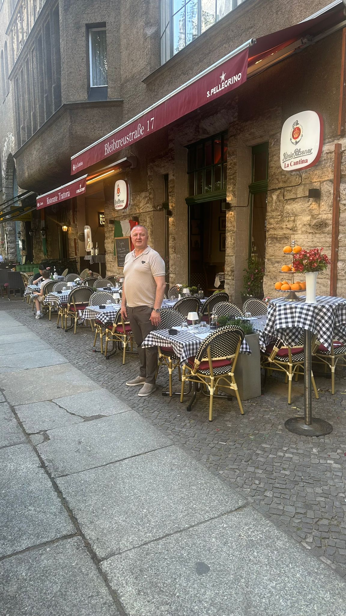 Außenansicht von La Cantina mit Terrasse