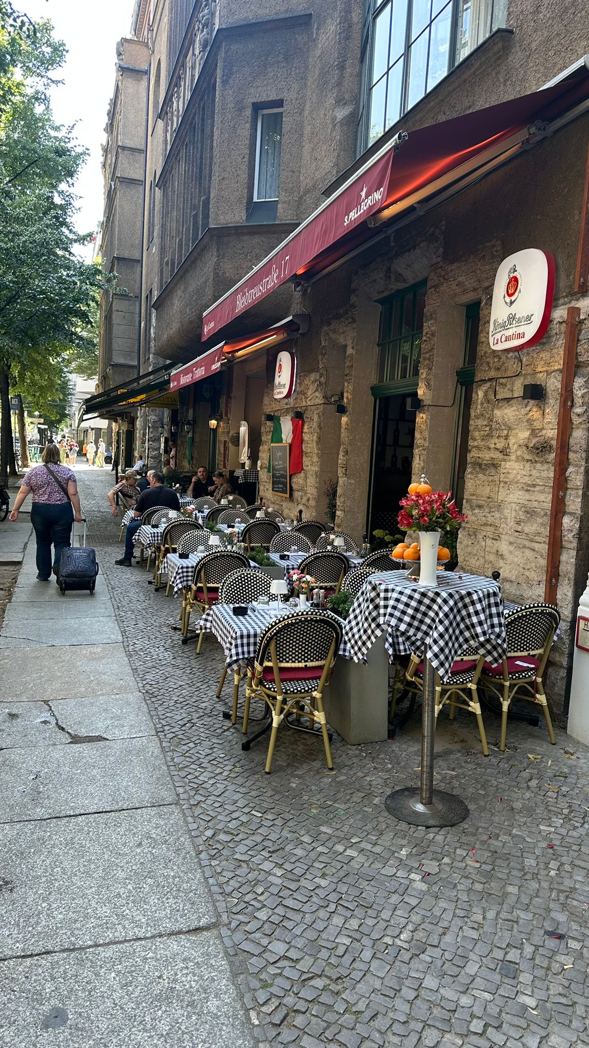 Straßenansicht mit Außenterrasse