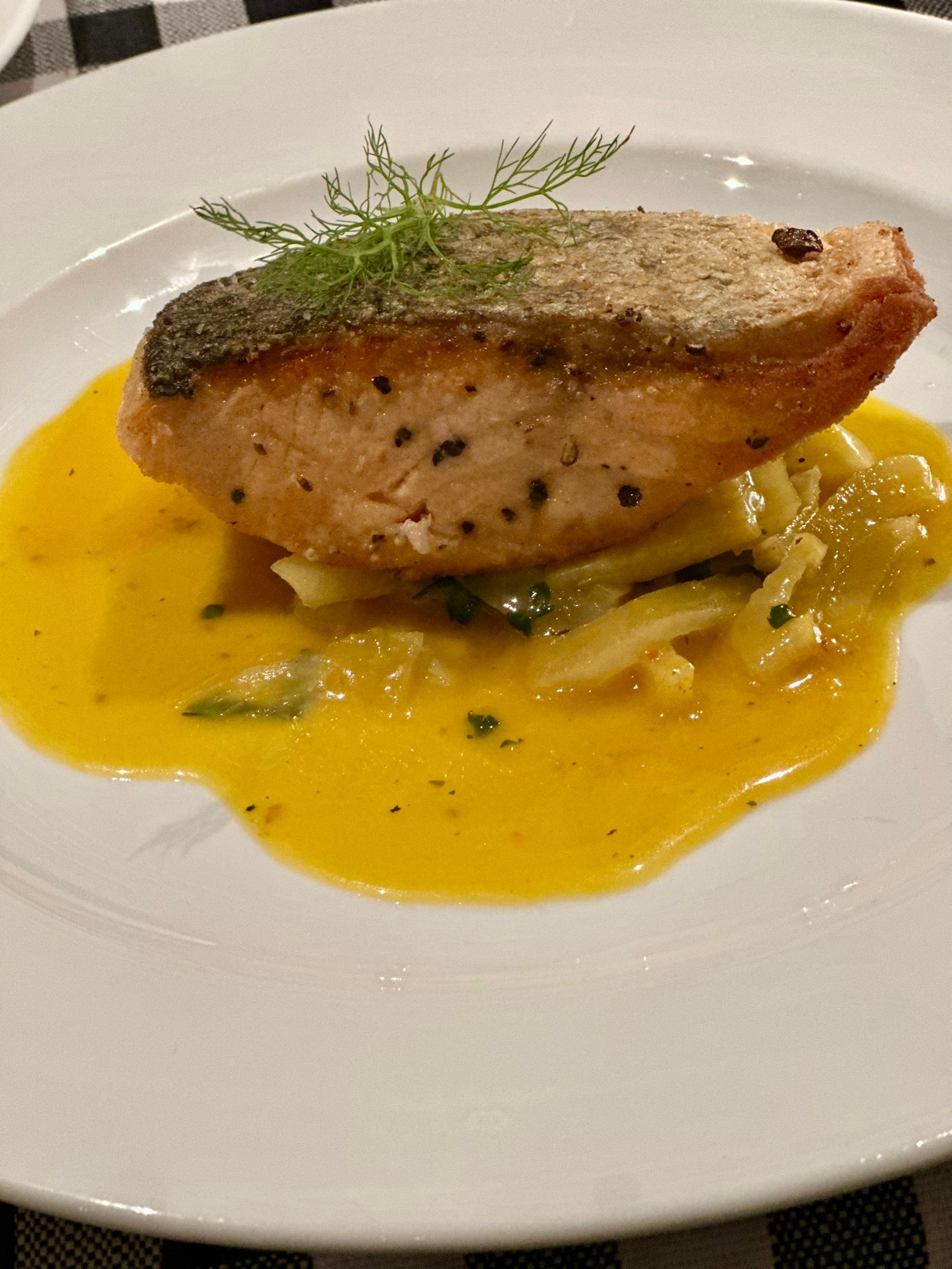 Gebratener Fisch auf Safran-Pasta