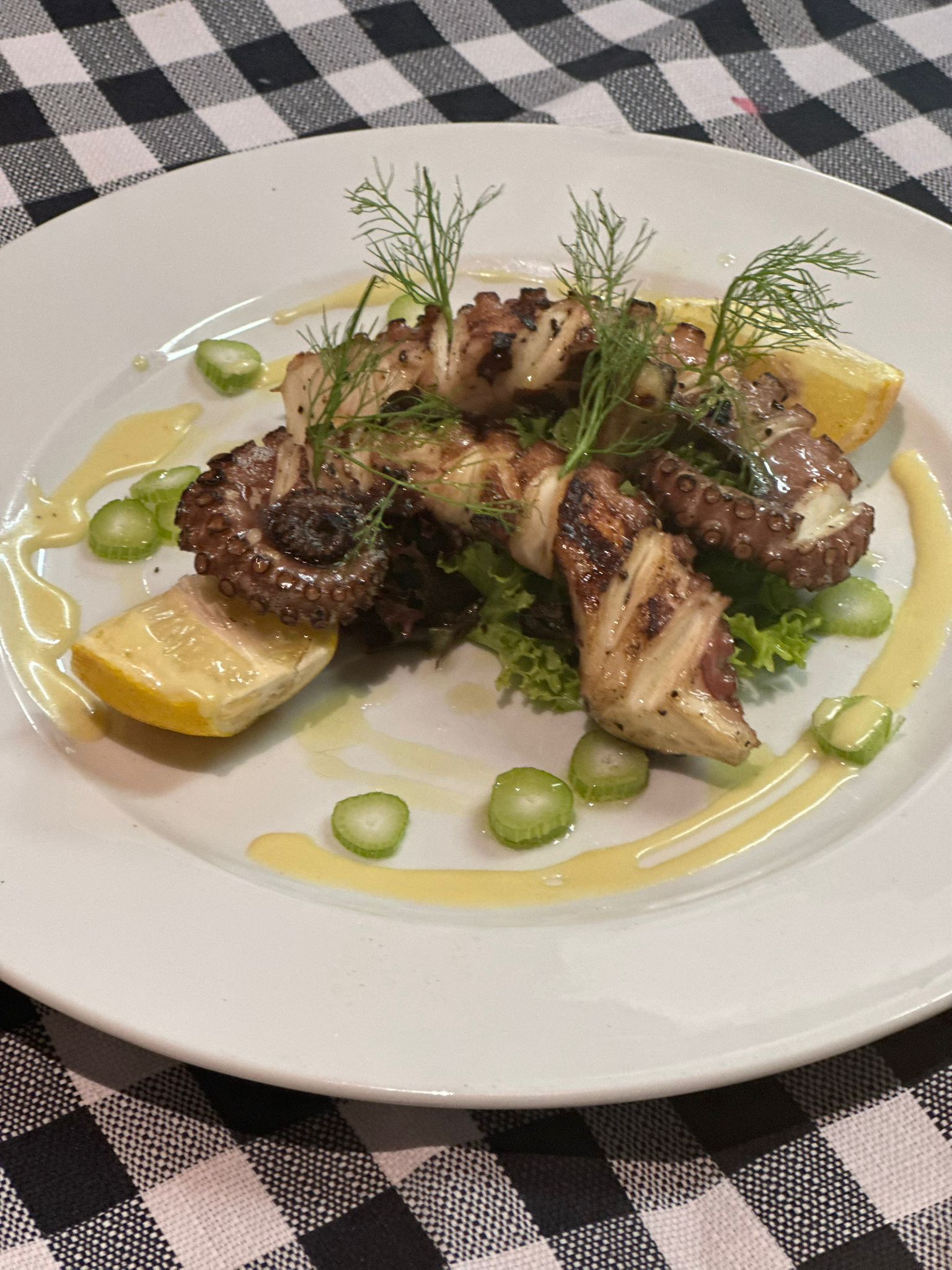 Gegrillter Oktopus mit Dill