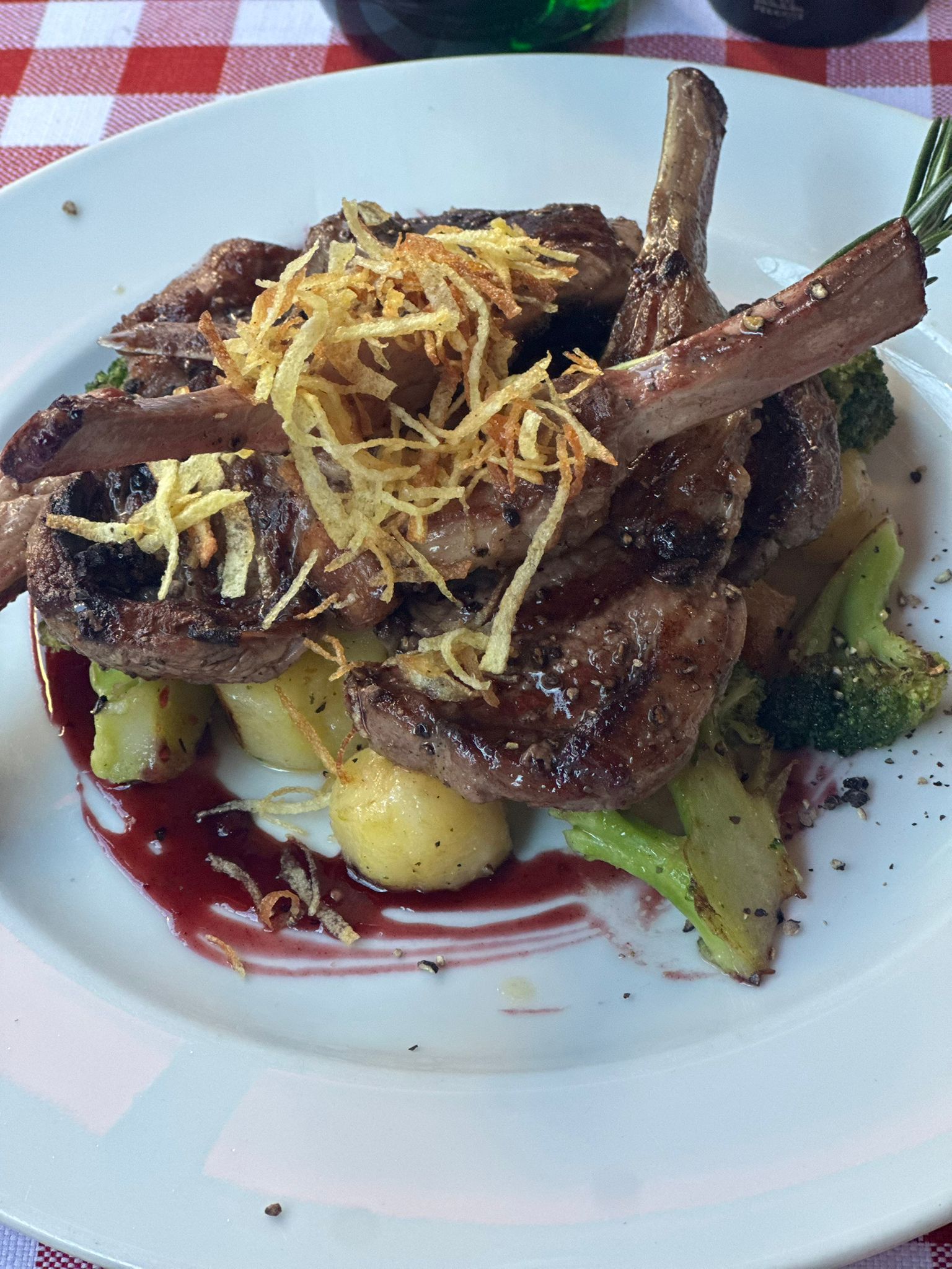 Lammkoteletts mit Rosmarinkartoffeln