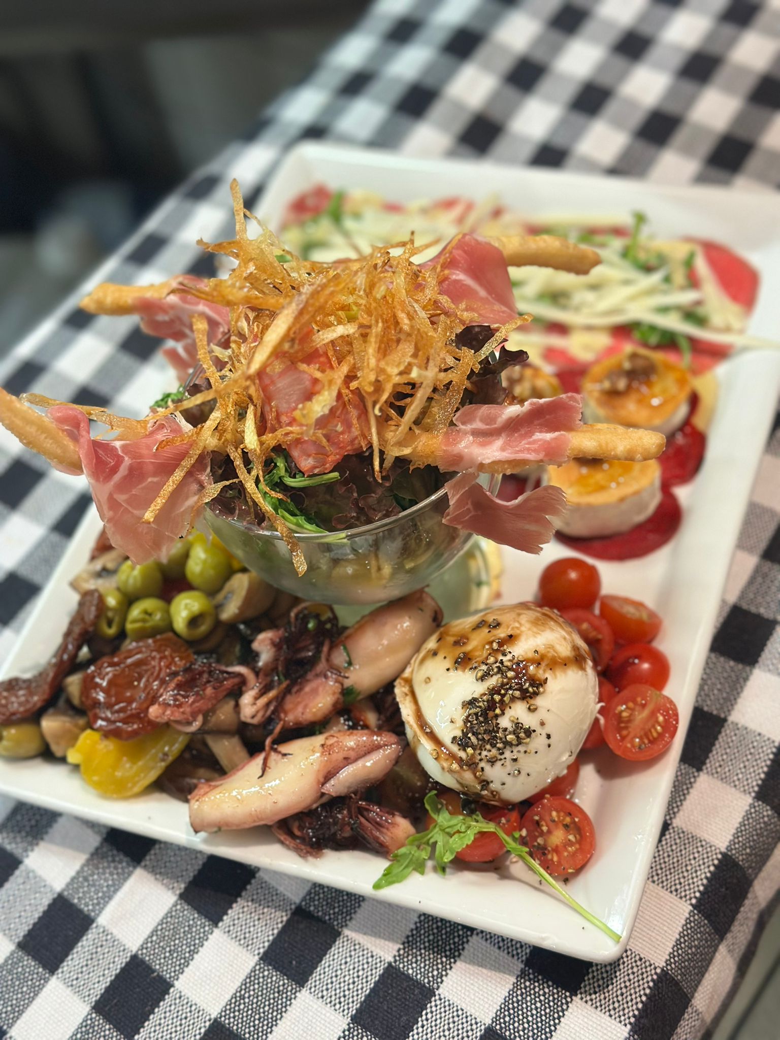 Italienische Antipasti-Platte mit Prosciutto und Meeresfrüchten