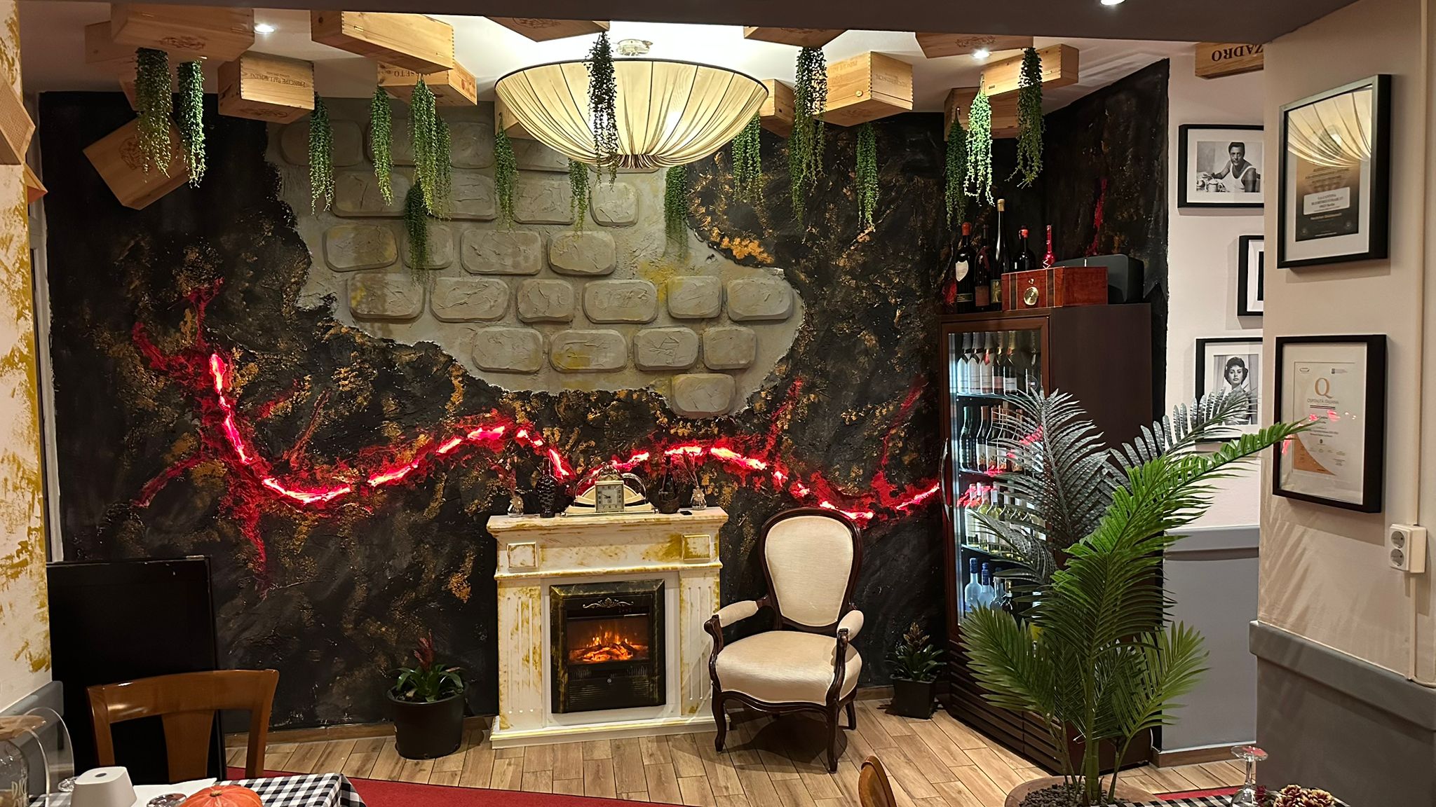 Atmosphärische Lounge mit Kamin